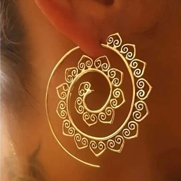 Jewelry - ⭕️BOGO FREE⭕️ Gold tone sun ray hoop earrings / NWOT